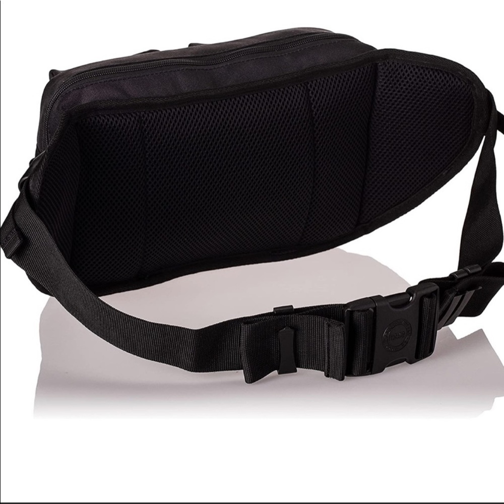 *SOLD* Herschel Eighteen Hip Pack Crossover Fanny Pack NWT Black - Picture 4 of 11